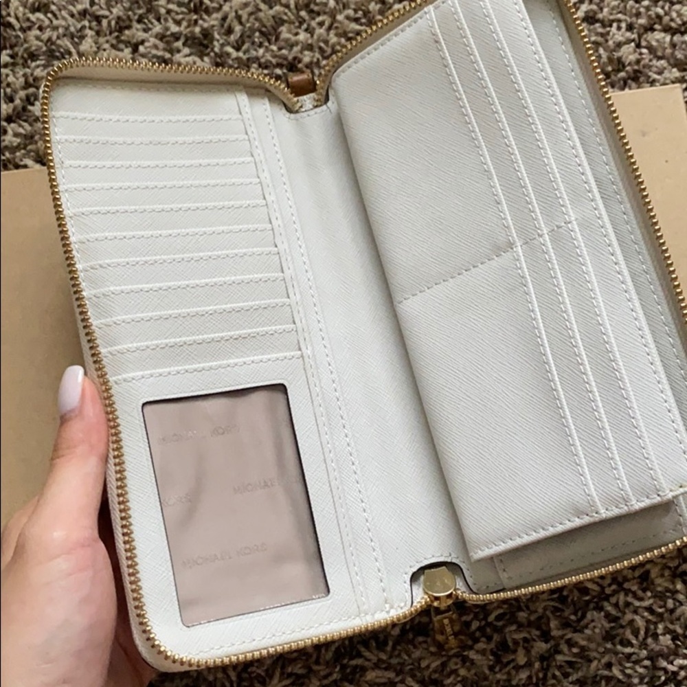 MK jet set signature travel continental wallet - Picture 2 of 5